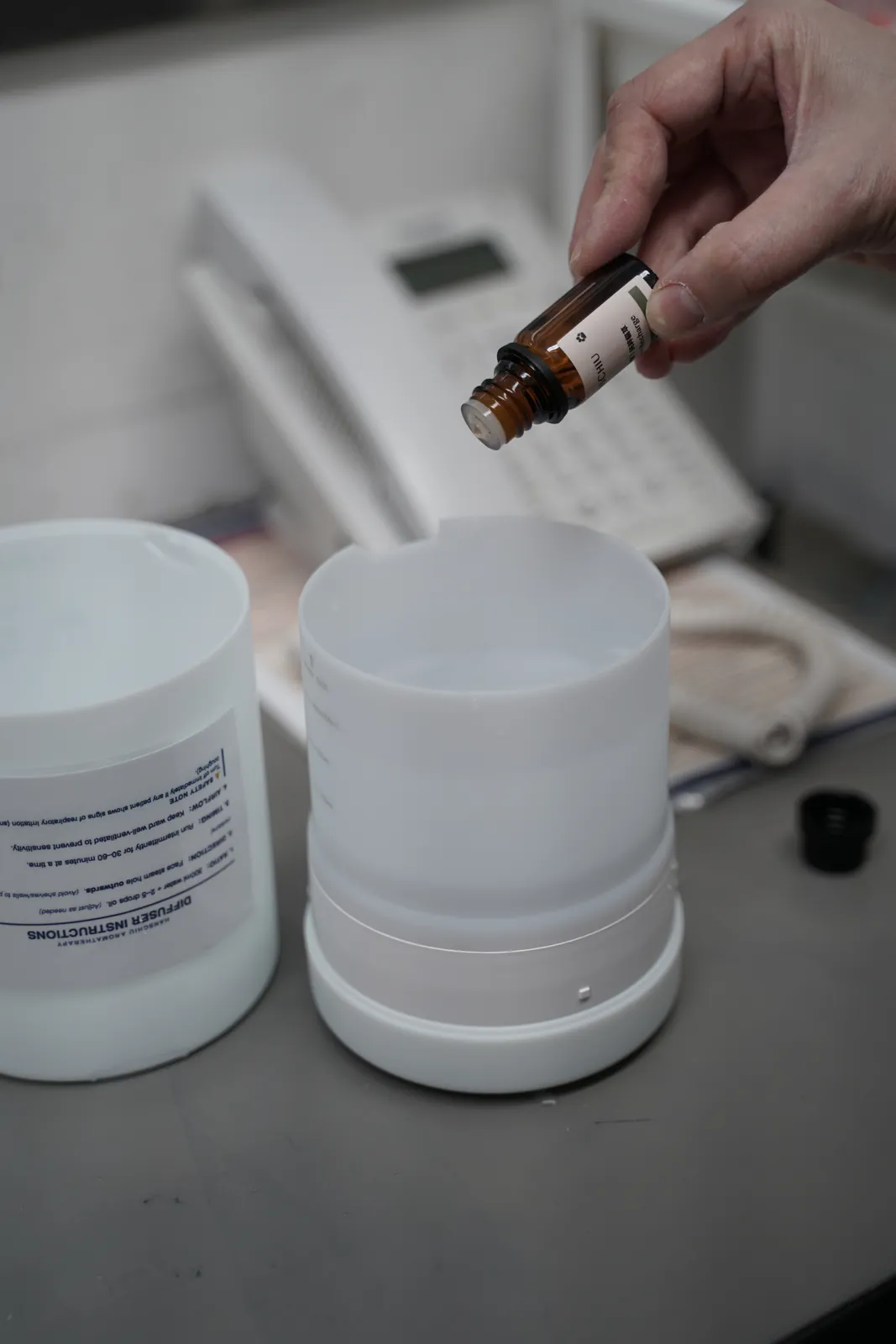 工作人員將 HANSCHIU 香氛補充液加入水氧香薰機 工作人員將 HANSCHIU 香氛補充液加入水氧香薰機